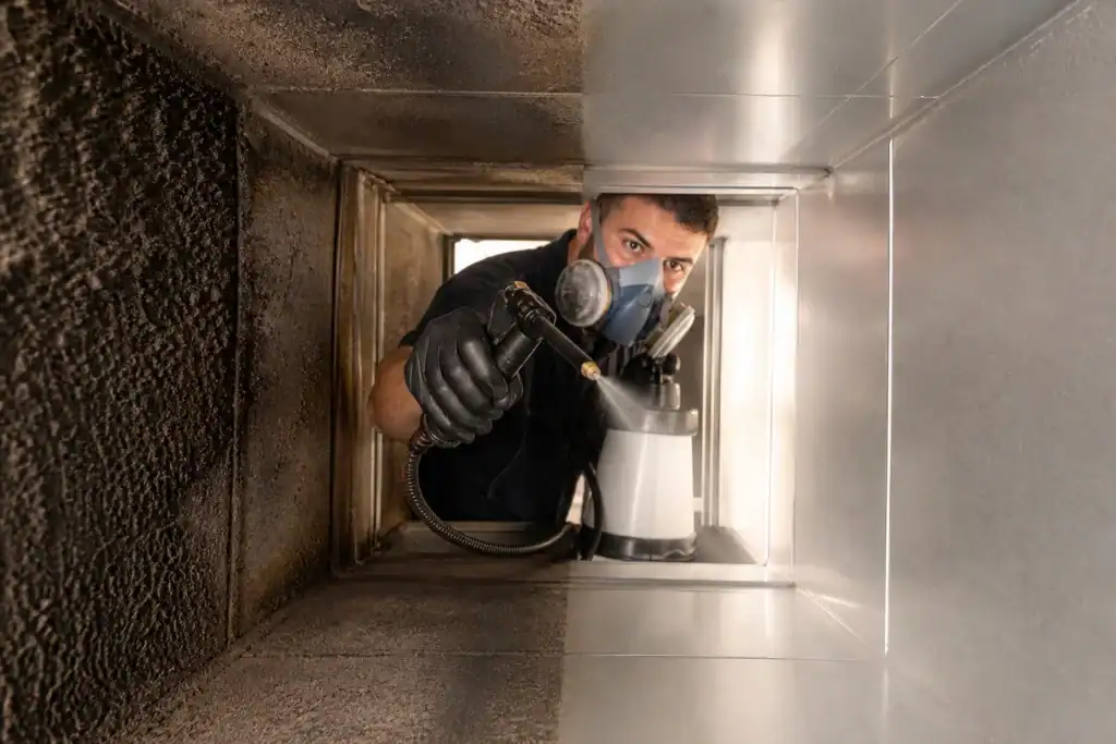 Técnico aplicando desinfección certificada en conductos de aire acondicionado eliminando hongos y bacterias en Galdakao
