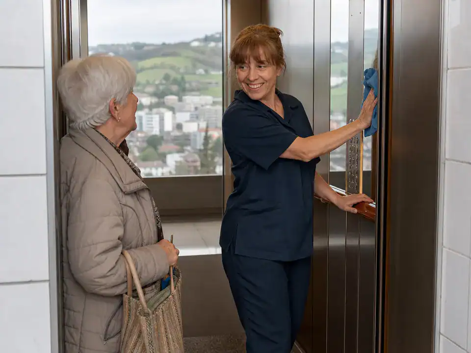 Limpieza de comunidades en Barakaldo: el mismo operario limpiando el ascensor y saludando a una vecina