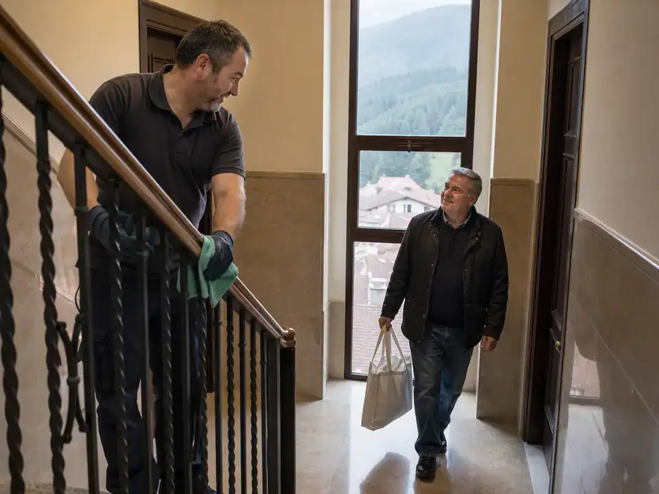 Limpieza de comunidades de propietarios en Durango: el mismo operario limpiando la escalera del edificio