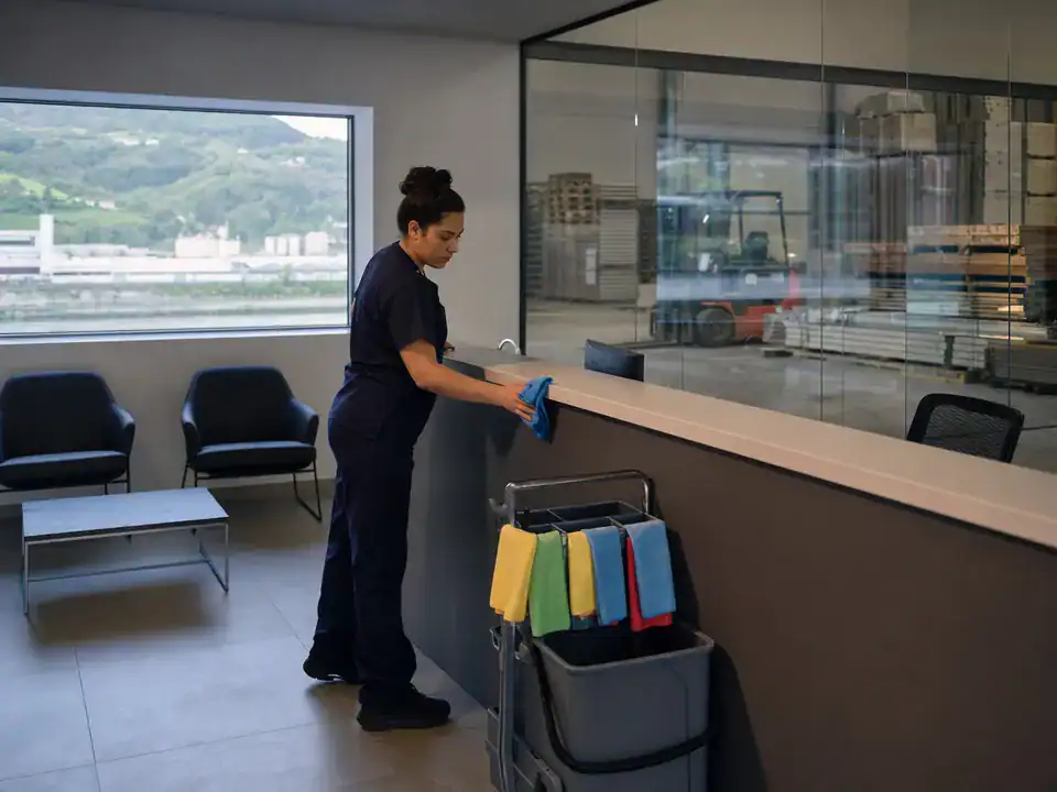 Limpieza de oficinas en Galdakao: recepción de constructora limpia y separada de la nave por mampara