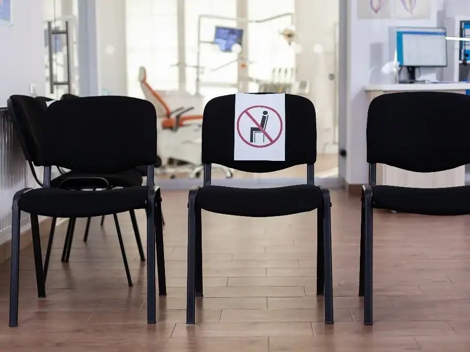 Limpieza de oficinas en Getxo: desinfección de la sala de espera de una consulta en Algorta