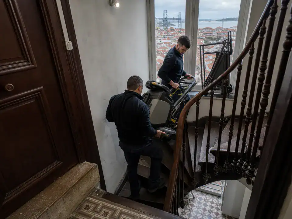 Limpieza de oficinas en Portugalete: subiendo maquinaria compacta por la escalera de un edificio antiguo