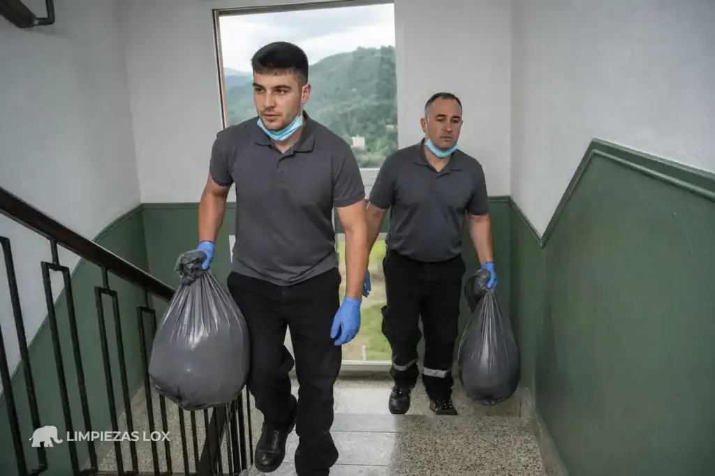 Síndrome de Diógenes en Galdakao: técnicos retirando residuos por la escalera de un bloque antiguo