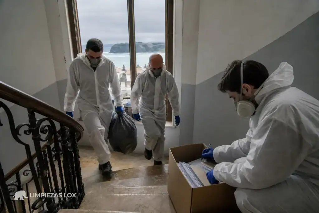 Síndrome de Diógenes en Getxo: técnicos protegidos vaciando un piso y bajando residuos por la escalera