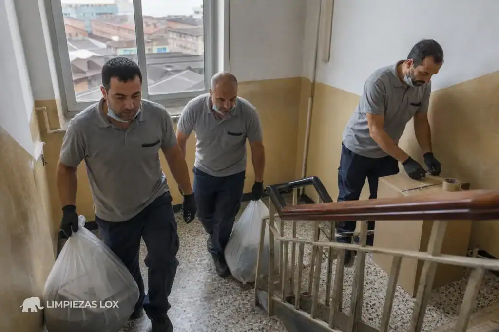 Síndrome de Diógenes en Sestao: técnicos vaciando un piso de un bloque obrero antiguo